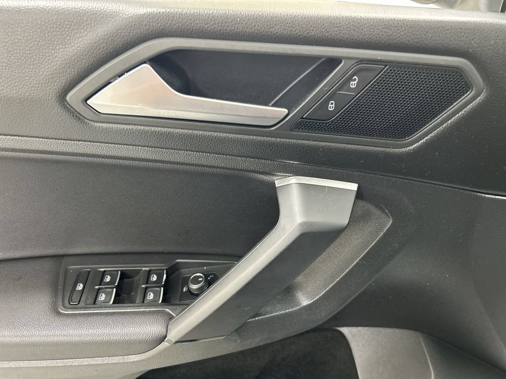 Used 2019 Volkswagen Tiguan SE w/ Panoramic Sunroof Package AWD/4WD image 11