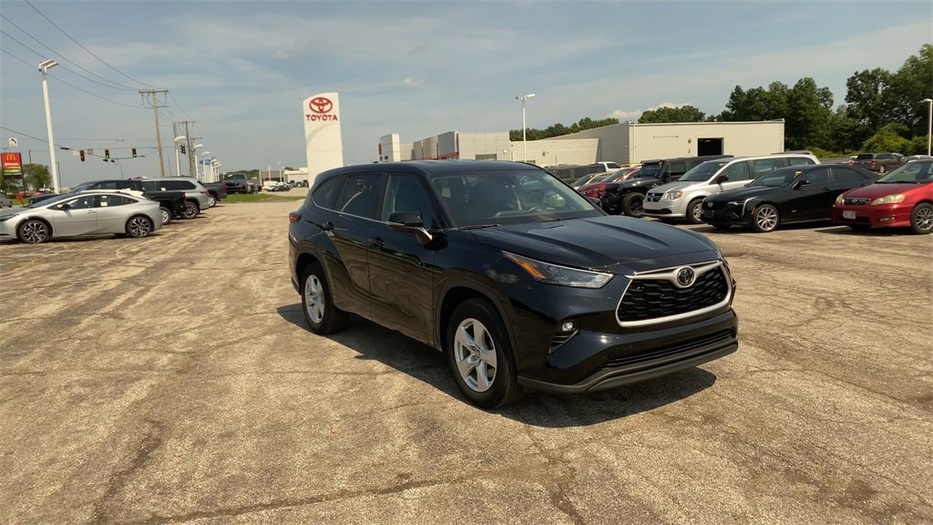 Used 2023 Toyota Highlander LE image 2