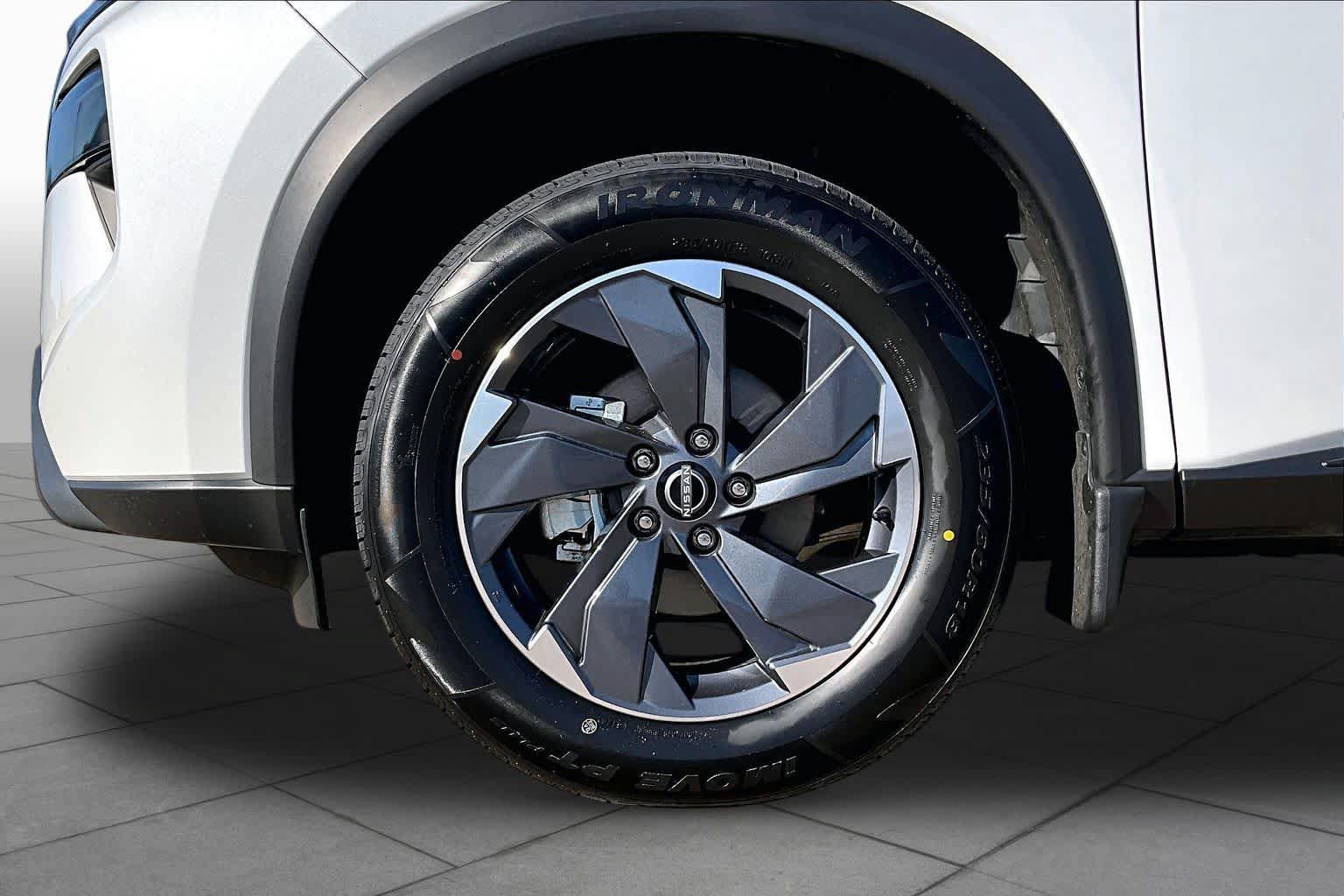 Certified 2026 Nissan Rogue SV FWD image 11