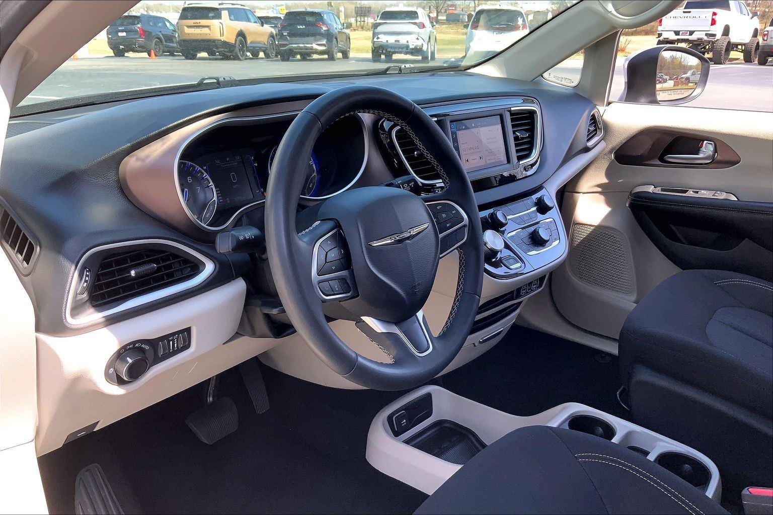 Used 2023 Chrysler Voyager LX FWD image 13