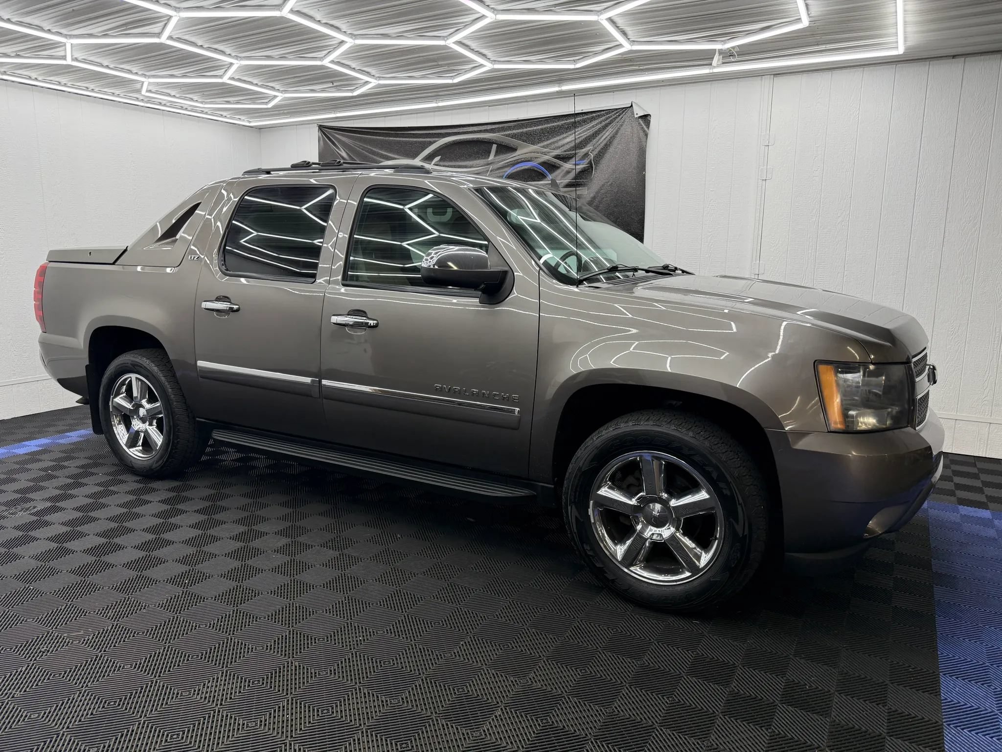 Used 2011 Chevrolet Avalanche LTZ AWD/4WD image 2
