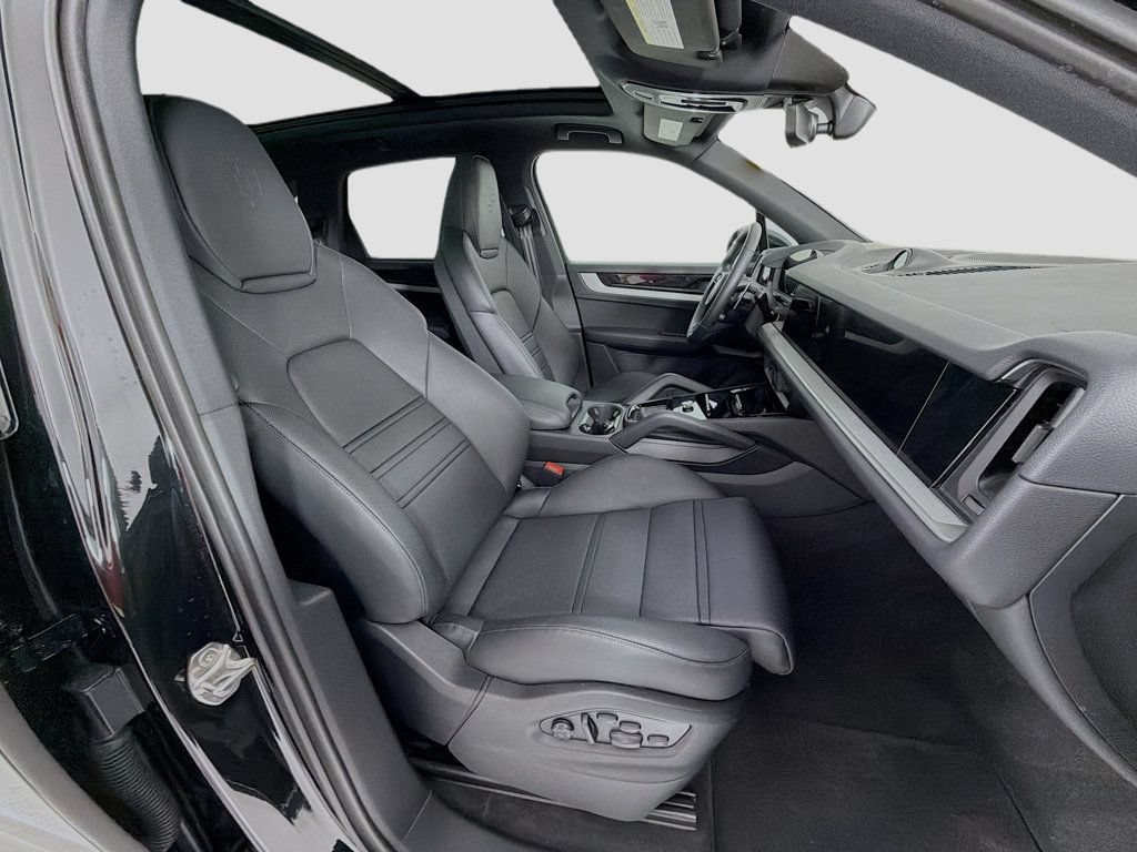 Certified 2025 Porsche Cayenne S AWD/4WD image 32