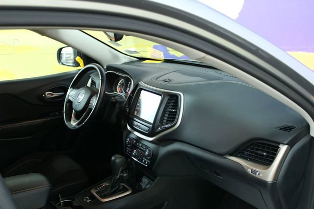 Used 2016 Jeep Cherokee Latitude w/ Comfort & Convenience Group AWD/4WD image 12