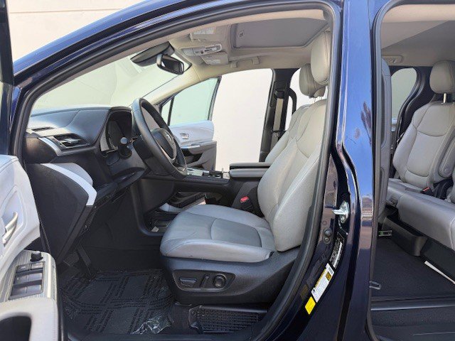 Used 2025 Toyota Sienna XLE image 11