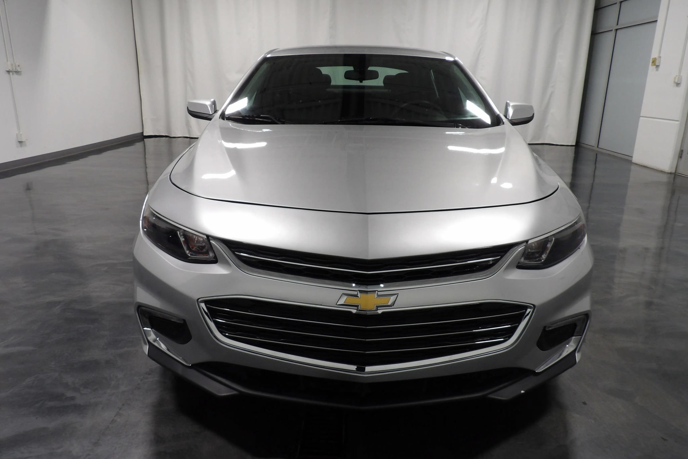 Used 2018 Chevrolet Malibu LT FWD image 2