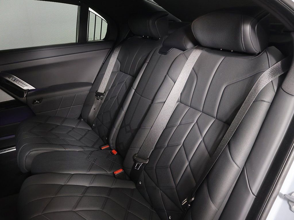 Used 2025 BMW i7 xDrive60 w/ Premium Package image 33