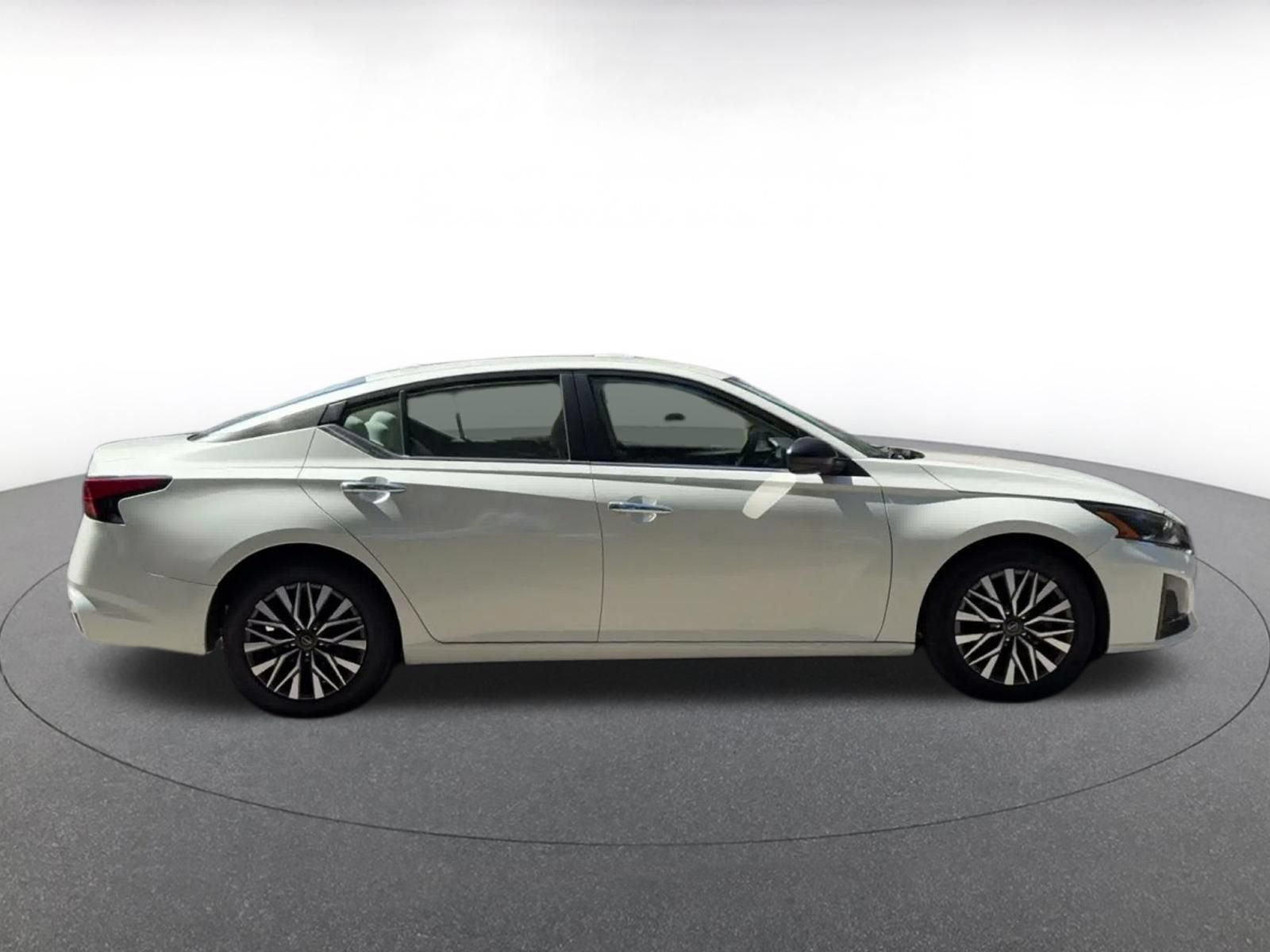 Used 2025 Nissan Altima 2.5 SV FWD image 13