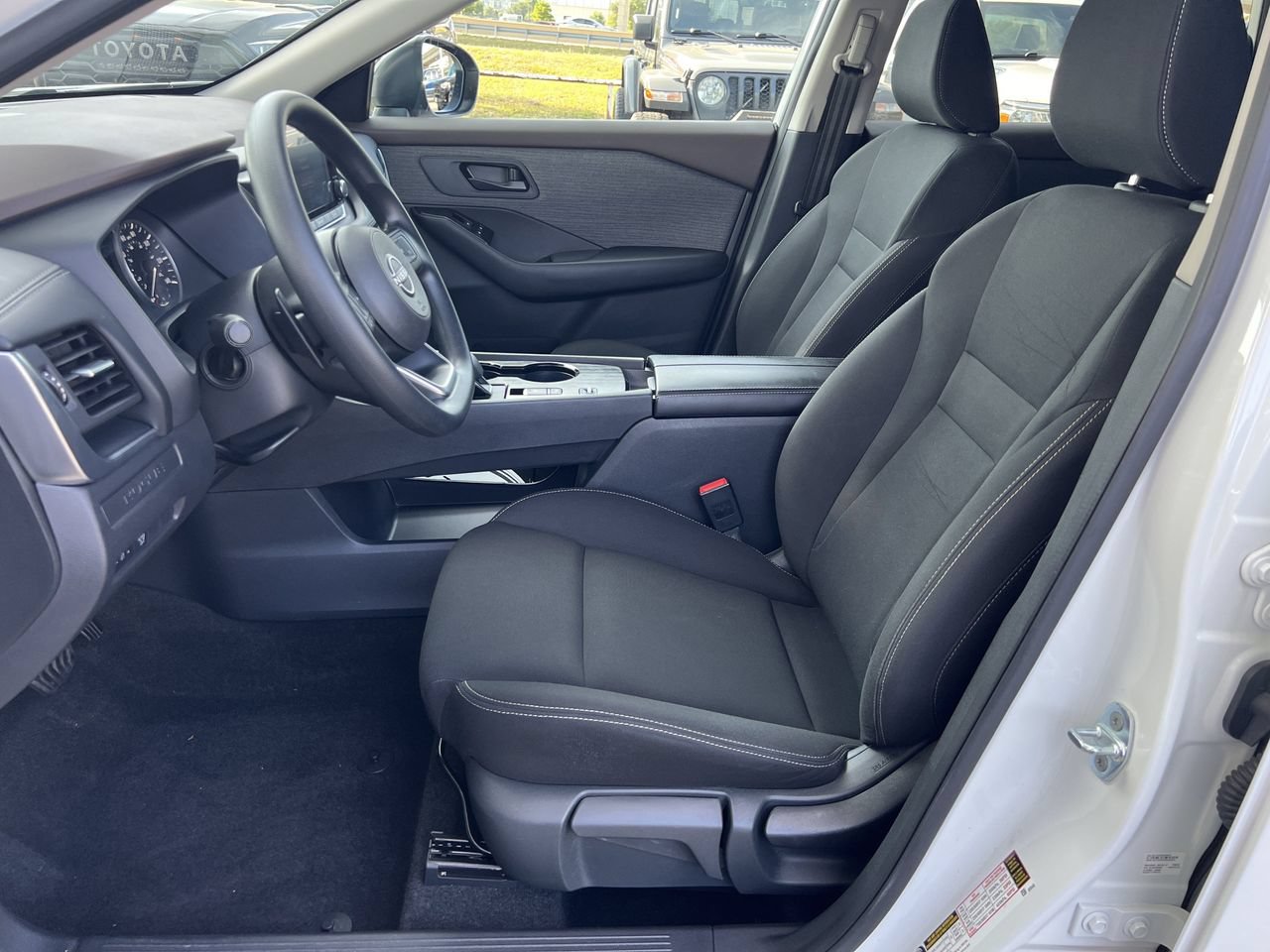 Used 2023 Nissan Rogue S FWD image 7