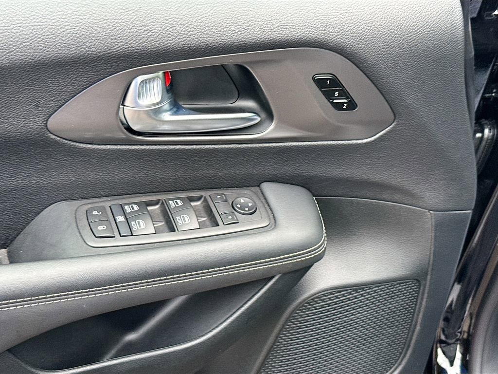 Used 2026 Chrysler Pacifica Select image 19