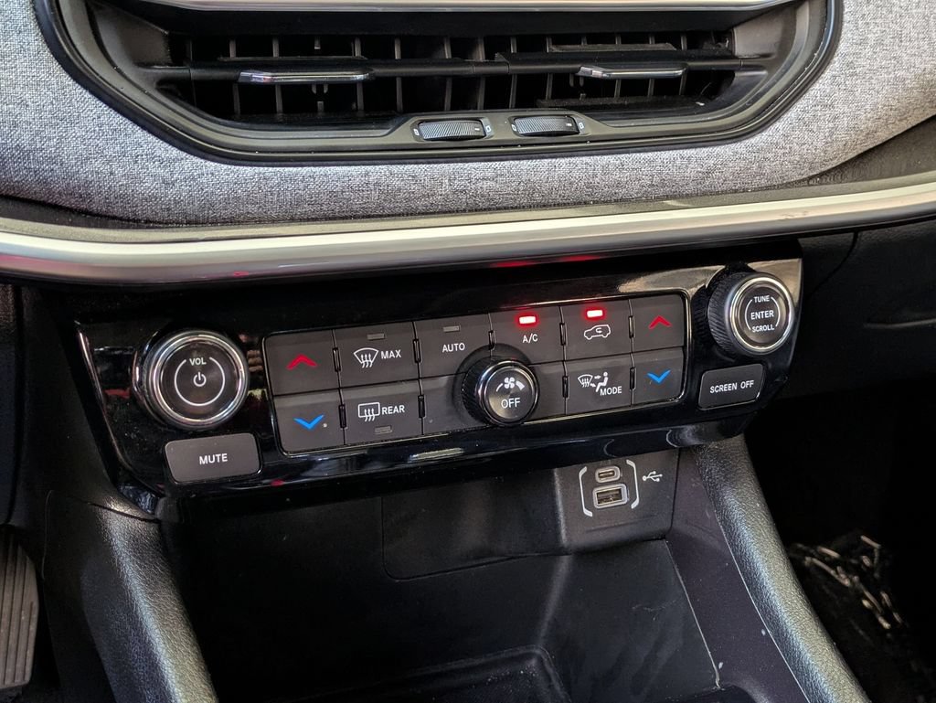 Used 2025 Jeep Compass Latitude w/ Sun & Sound Group AWD/4WD image 17