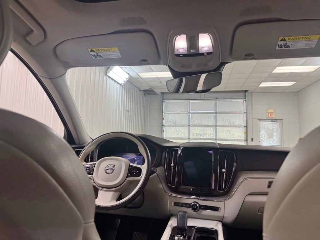 Used 2023 Volvo XC60 B5 Plus image 22