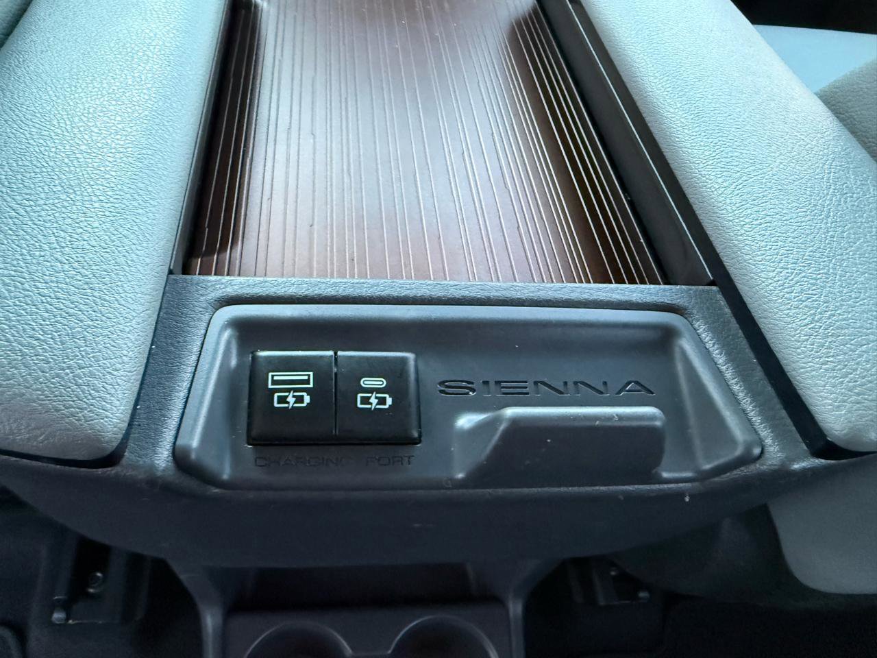 Used 2022 Toyota Sienna XLE image 30