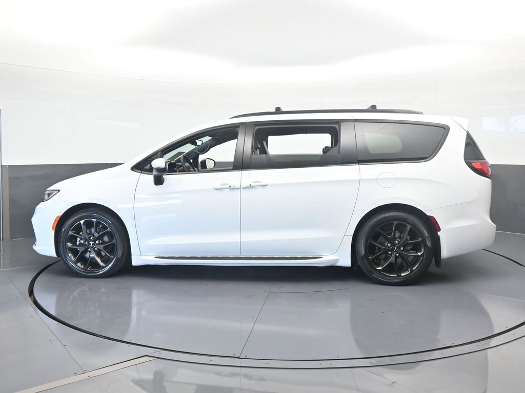 Used 2023 Chrysler Pacifica Touring-L w/ S Appearance Package image 3