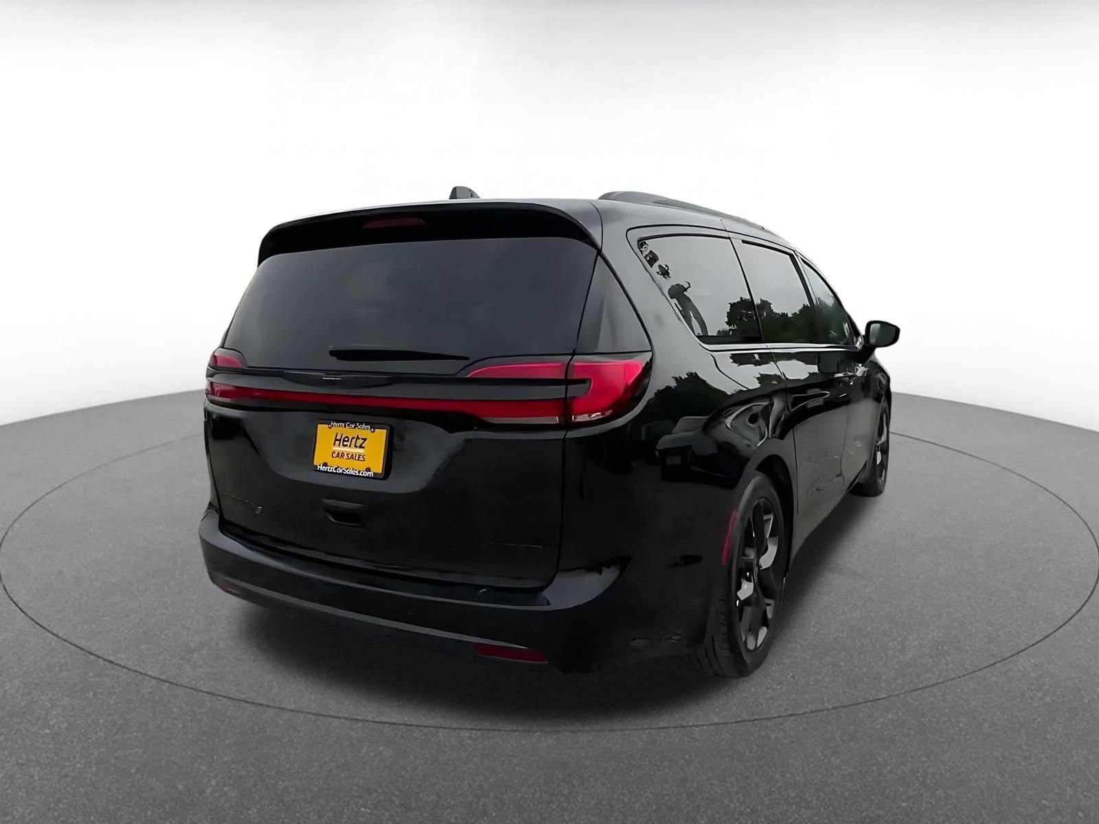 Used 2025 Chrysler Pacifica Limited FWD image 13