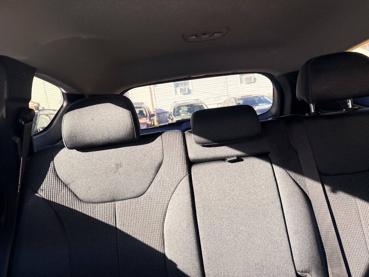 Used 2019 Hyundai Santa Fe SEL FWD image 18