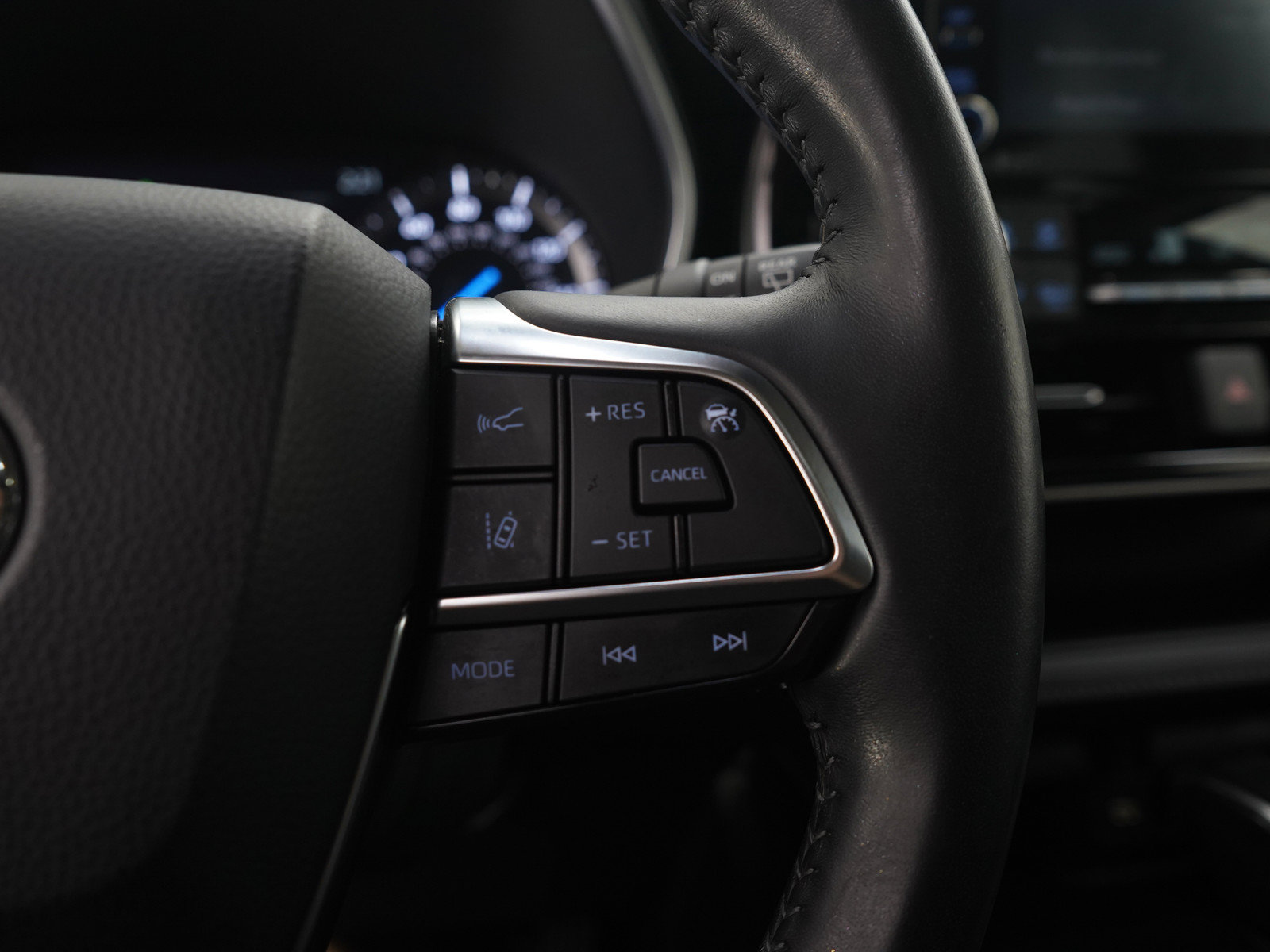 Used 2020 Toyota Highlander XLE AWD/4WD image 28