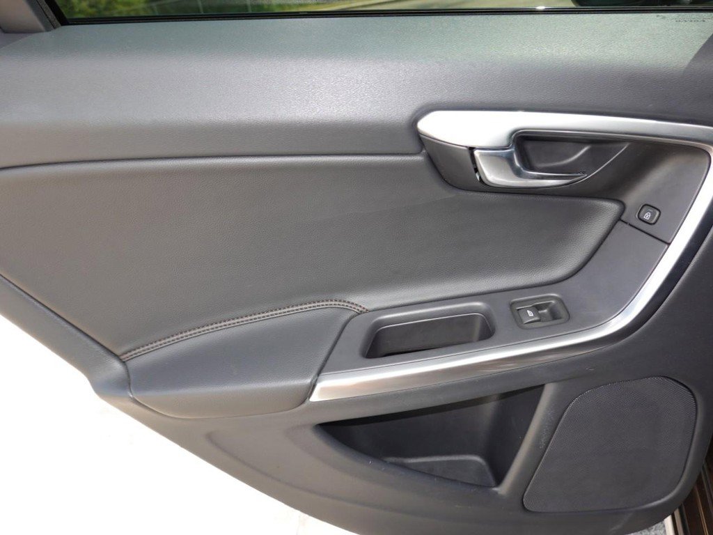 Used 2016 Volvo V60 T5 Cross Country Platinum image 22