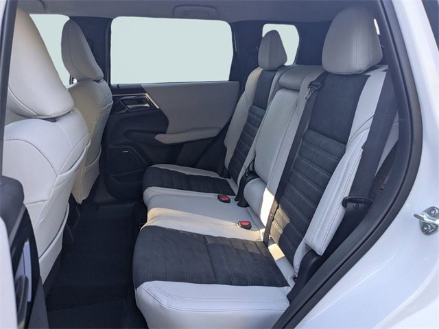 New 2025 Mitsubishi Outlander SE image 15