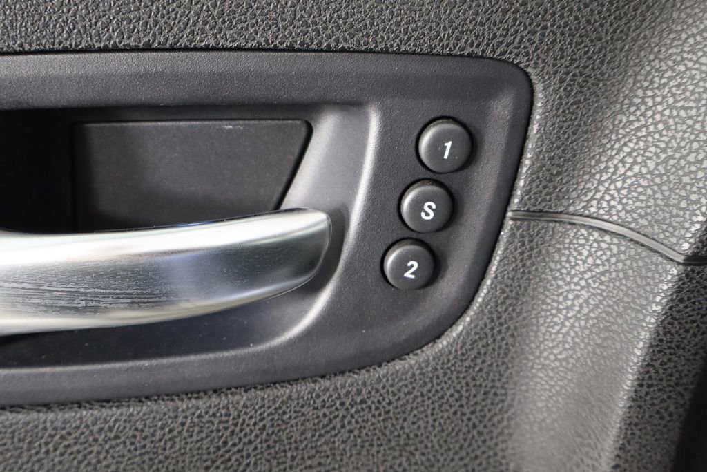 Used 2011 Chrysler 300 C RWD image 20