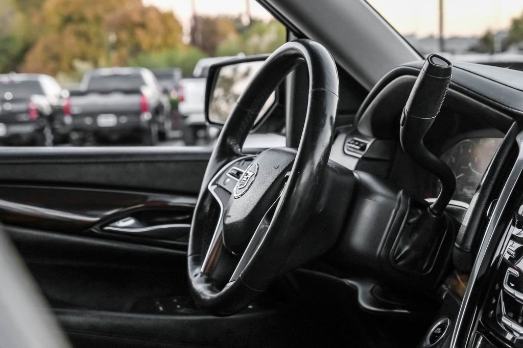 Used 2015 Cadillac Escalade Luxury image 11