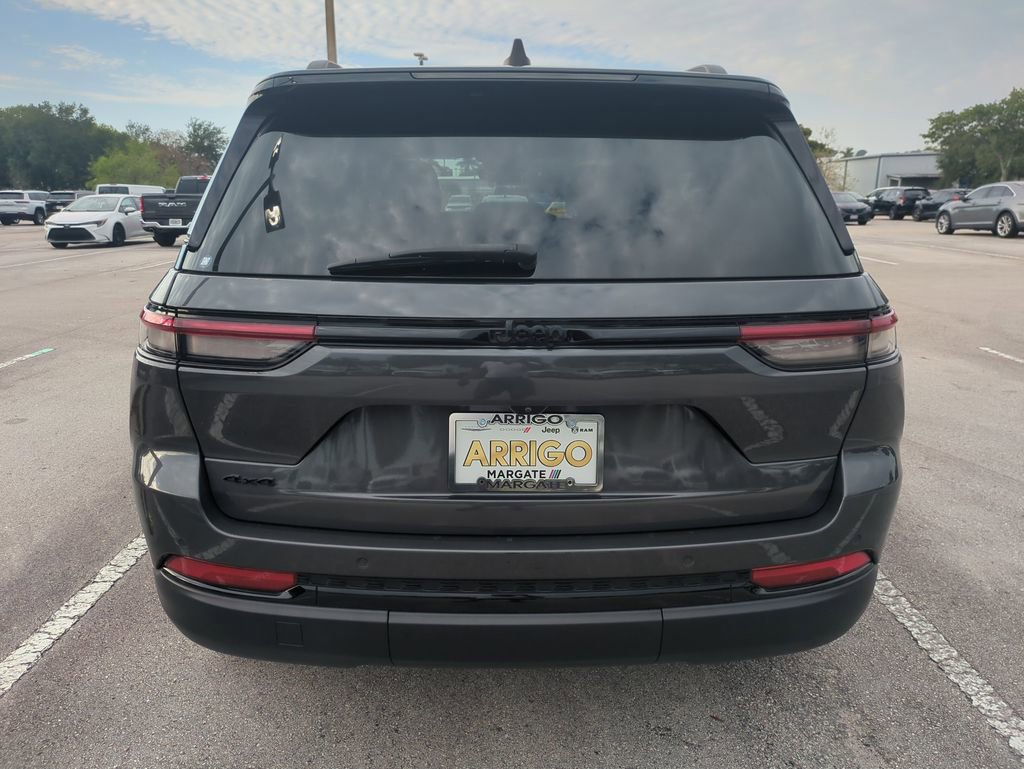 Used 2023 Jeep Grand Cherokee Altitude AWD/4WD image 7
