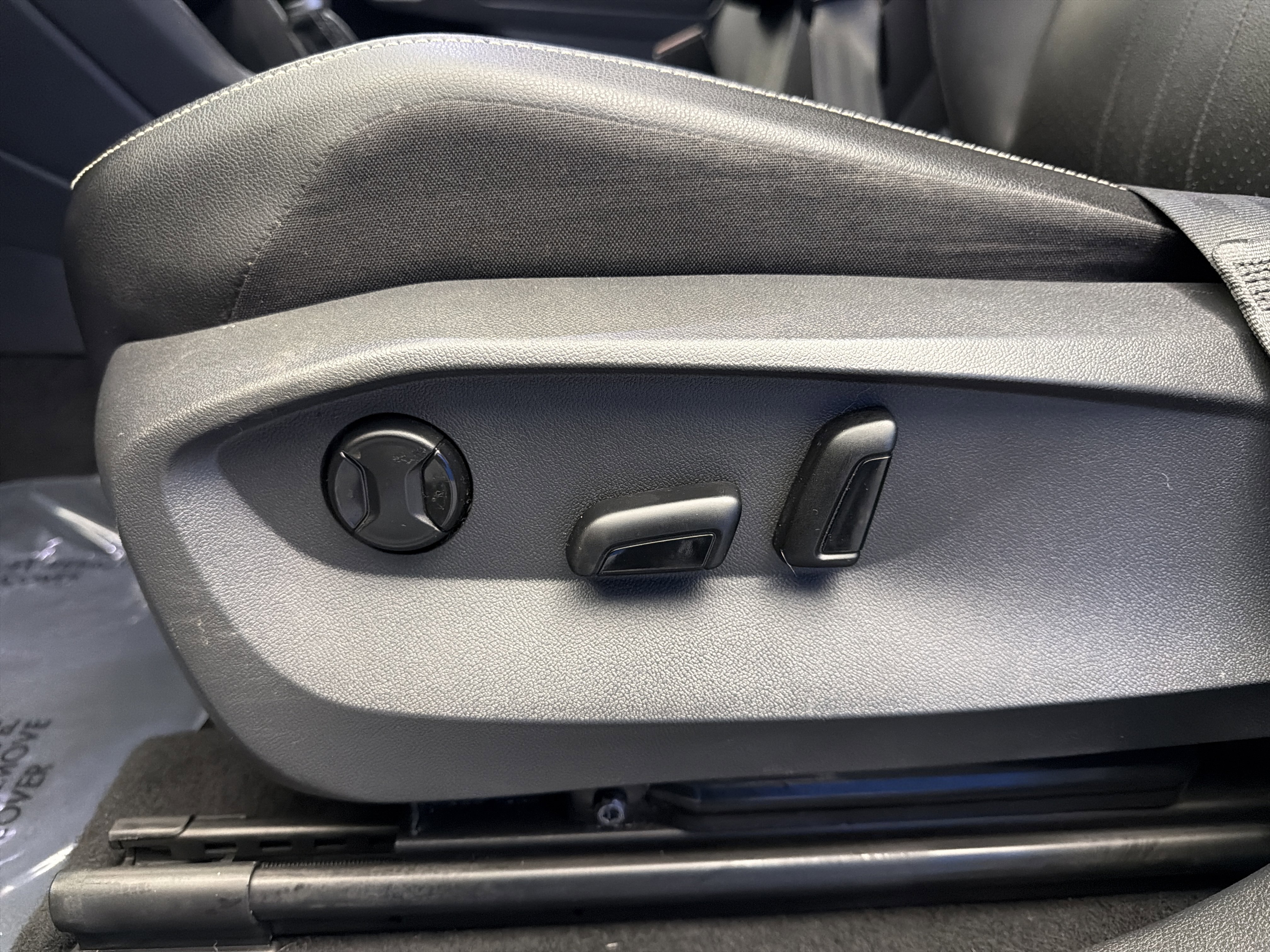 Used 2023 Volkswagen Tiguan SE w/ Panoramic Sunroof Package FWD image 12