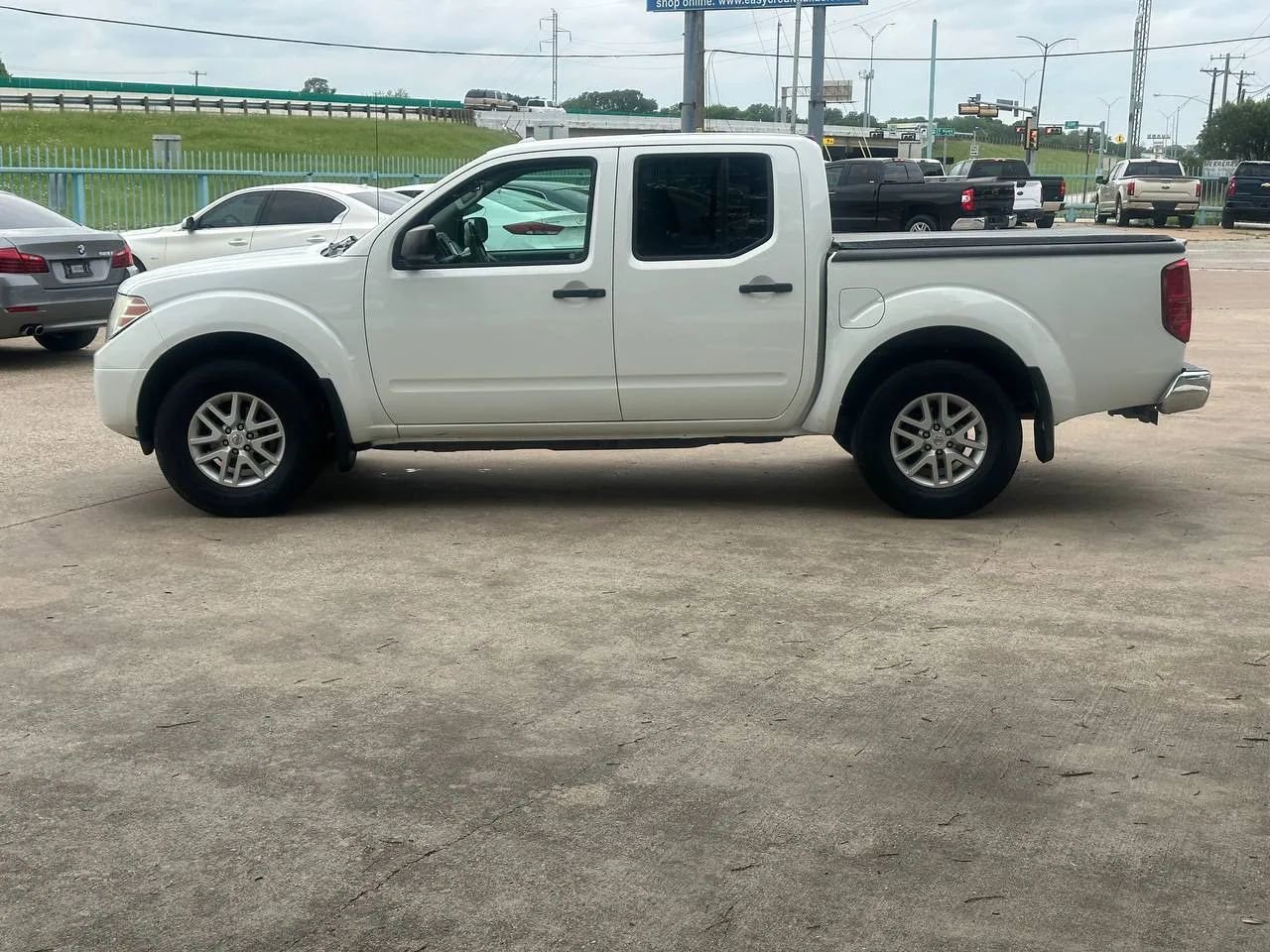 Used 2017 Nissan Frontier SV w/ SV Value Truck Package AWD/4WD image 6