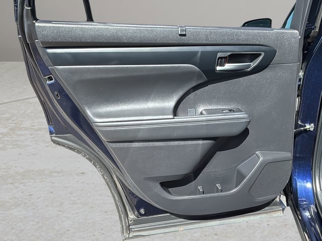 Used 2025 Toyota Highlander XLE FWD image 13