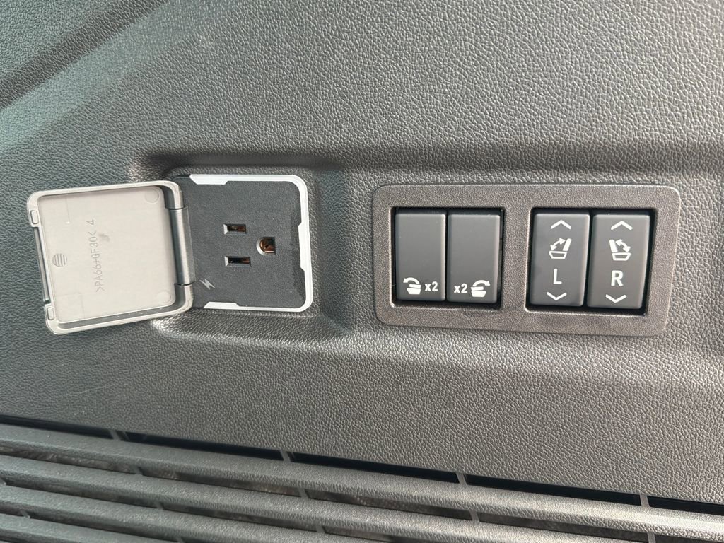 Used 2025 GMC Yukon Denali w/ Denali Reserve Package image 33