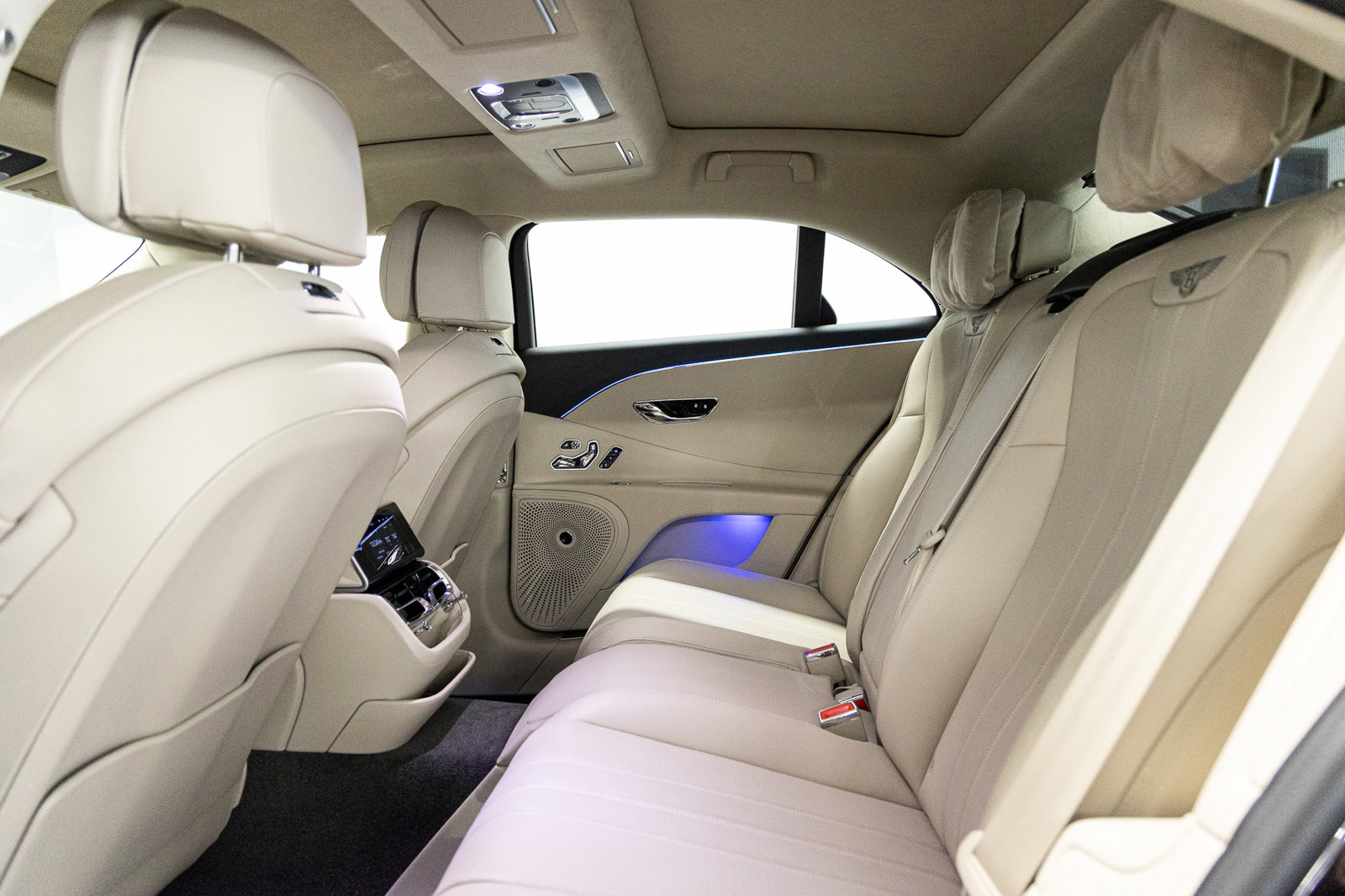 Used 2023 Bentley Flying Spur V8 image 34