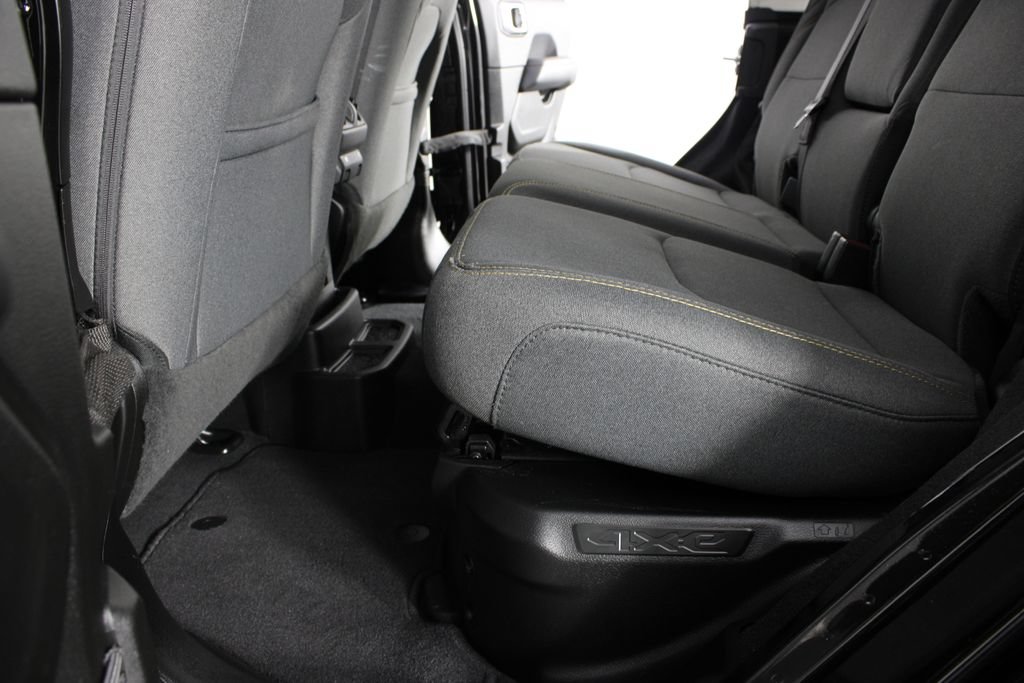 Used 2025 Jeep Wrangler Unlimited Sahara AWD/4WD image 16