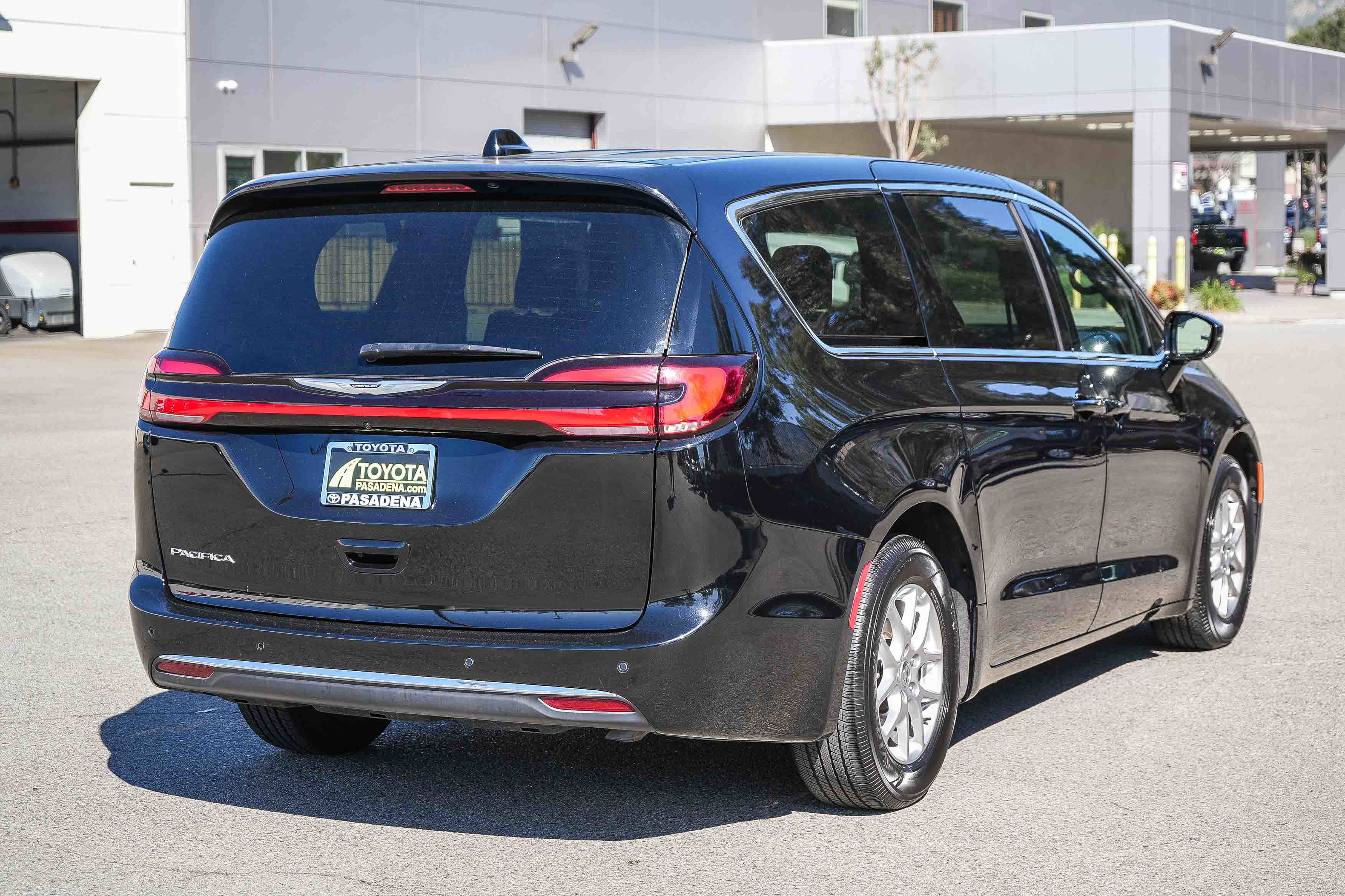 Used 2025 Chrysler Pacifica Select FWD image 6