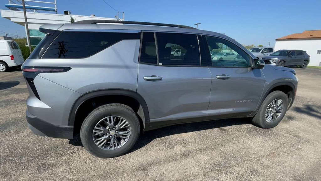 Used 2025 Chevrolet Traverse LT FWD image 2
