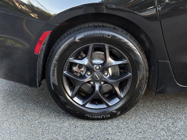 Used 2019 Chrysler Pacifica Touring-L w/ S Appearance Package FWD image 12
