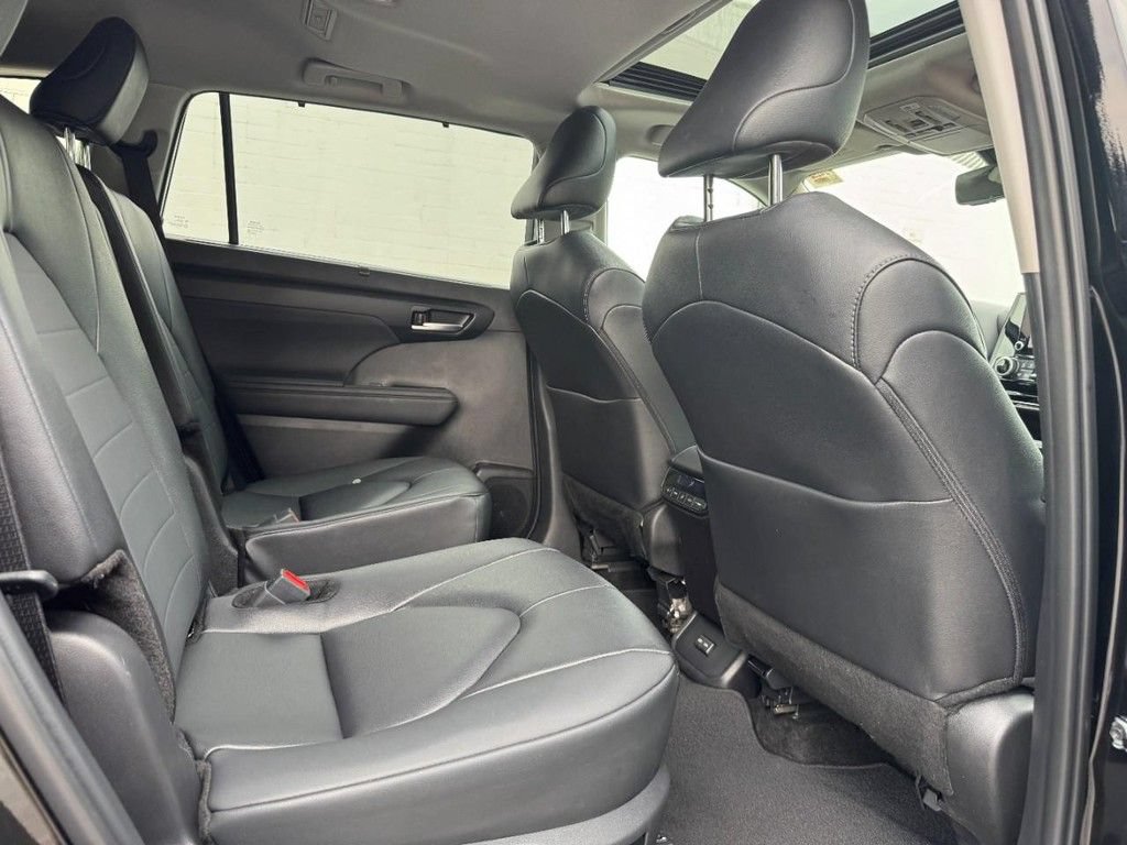 Used 2025 Toyota Highlander XLE AWD/4WD image 14