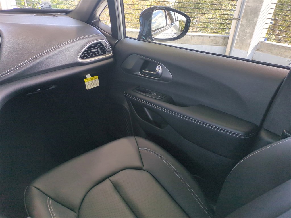 New 2026 Chrysler Pacifica Select image 18