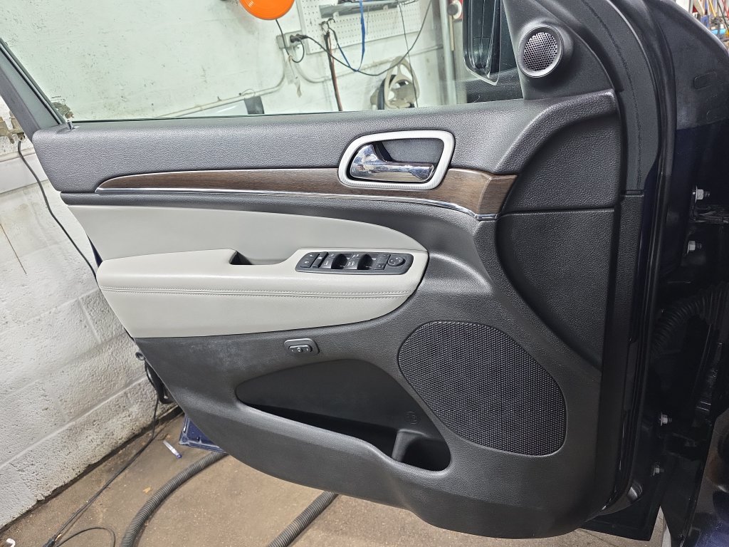 Used 2018 Jeep Grand Cherokee Limited AWD/4WD image 27