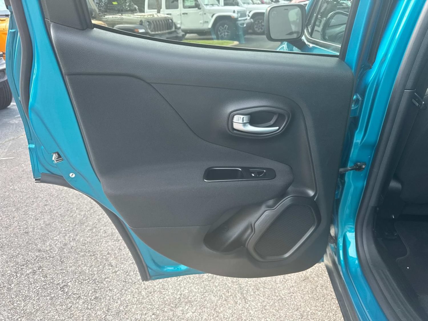 Used 2019 Jeep Renegade Latitude FWD image 17