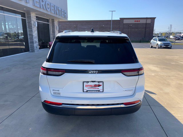 Used 2024 Jeep Grand Cherokee Laredo image 4