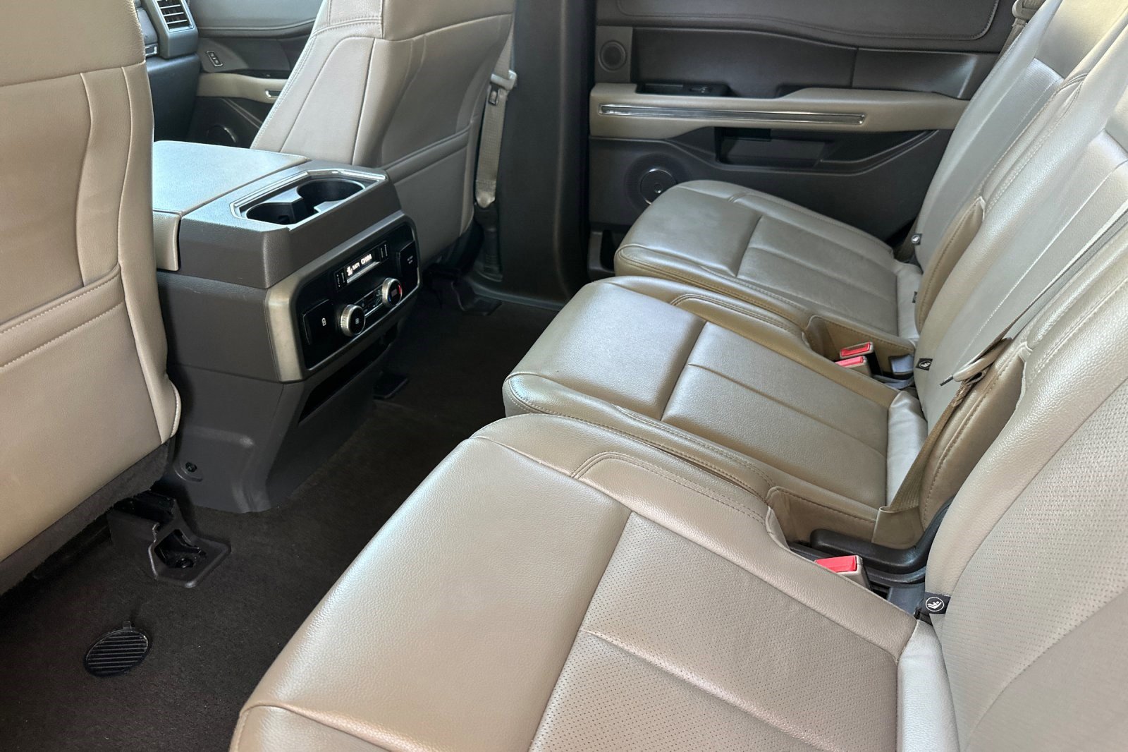 Used 2019 Ford Expedition XLT w/ Equipment Group 202A RWD image 27