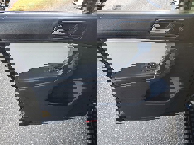 Used 2018 Volkswagen Tiguan SE image 14