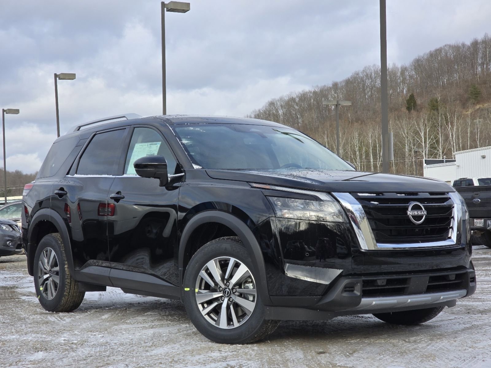 New 2025 Nissan Pathfinder SL image 2