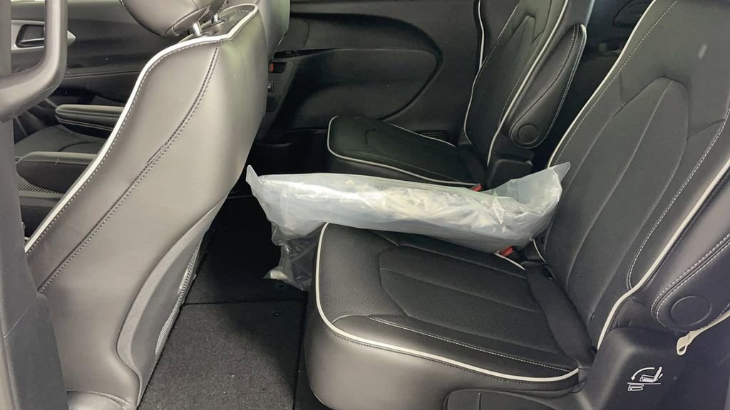 New 2025 Chrysler Pacifica Limited image 13