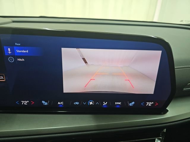 Used 2025 Chevrolet Traverse LT image 3