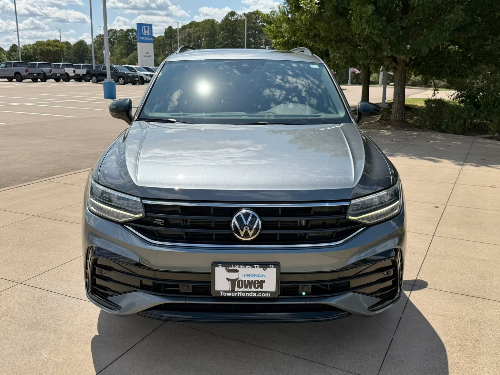 Used 2022 Volkswagen Tiguan SE R-Line FWD image 2