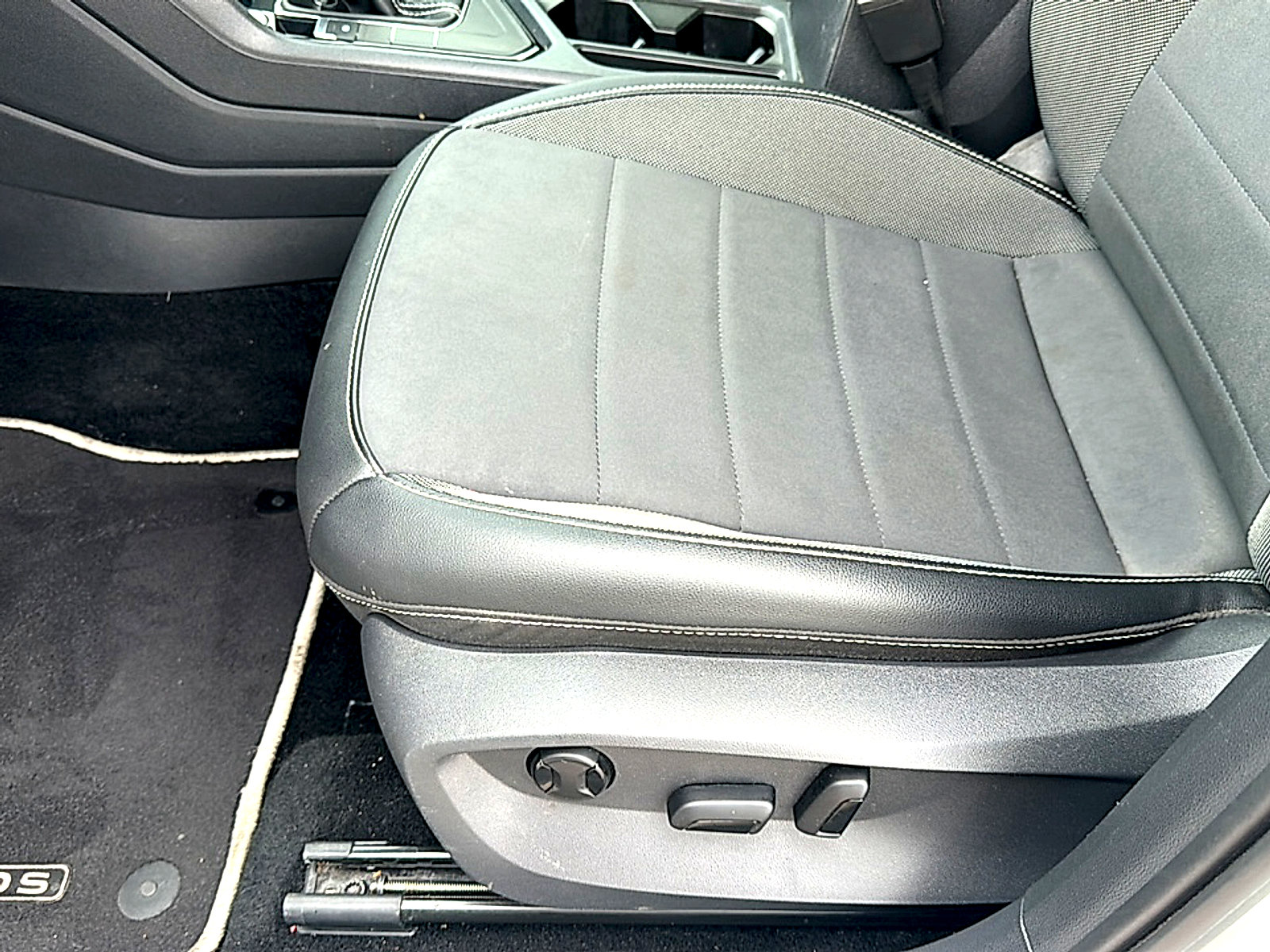 Used 2023 Volkswagen Taos SE w/ Panoramic Sunroof Package FWD image 15