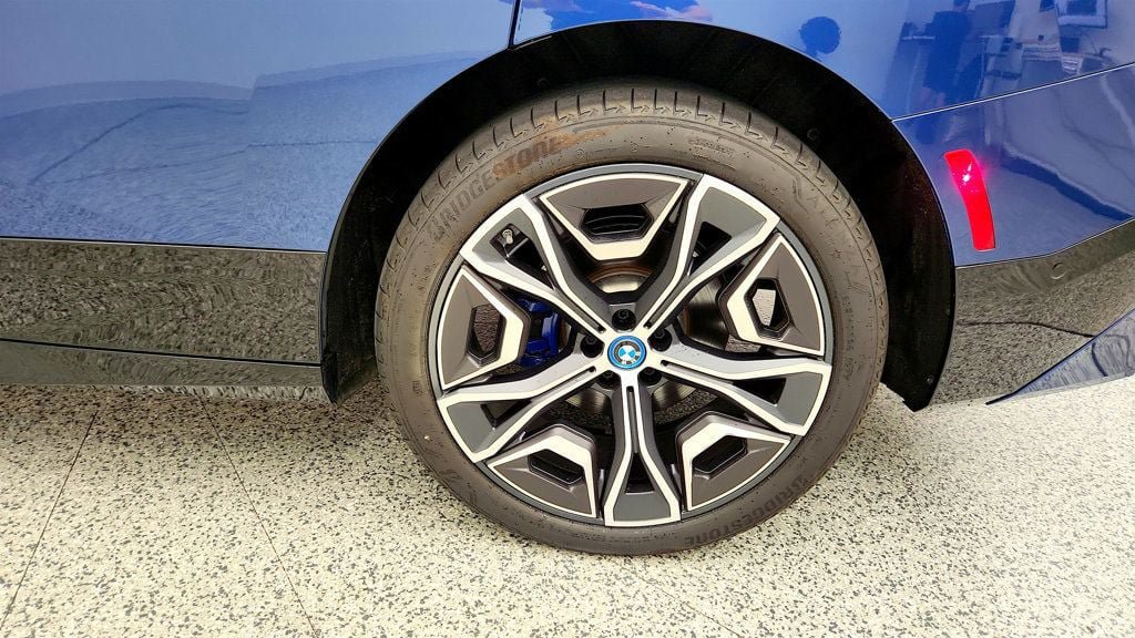 Used 2025 BMW iX xDrive50 w/ Sport Package AWD/4WD image 9
