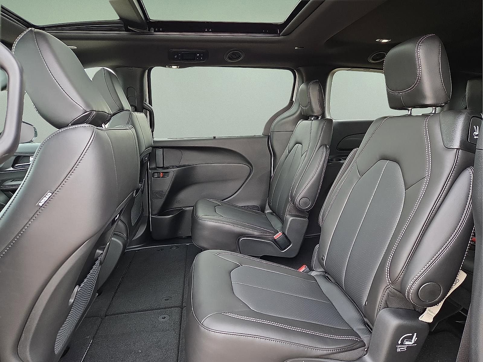 New 2026 Chrysler Pacifica Select w/ S Appearance Package FWD image 11