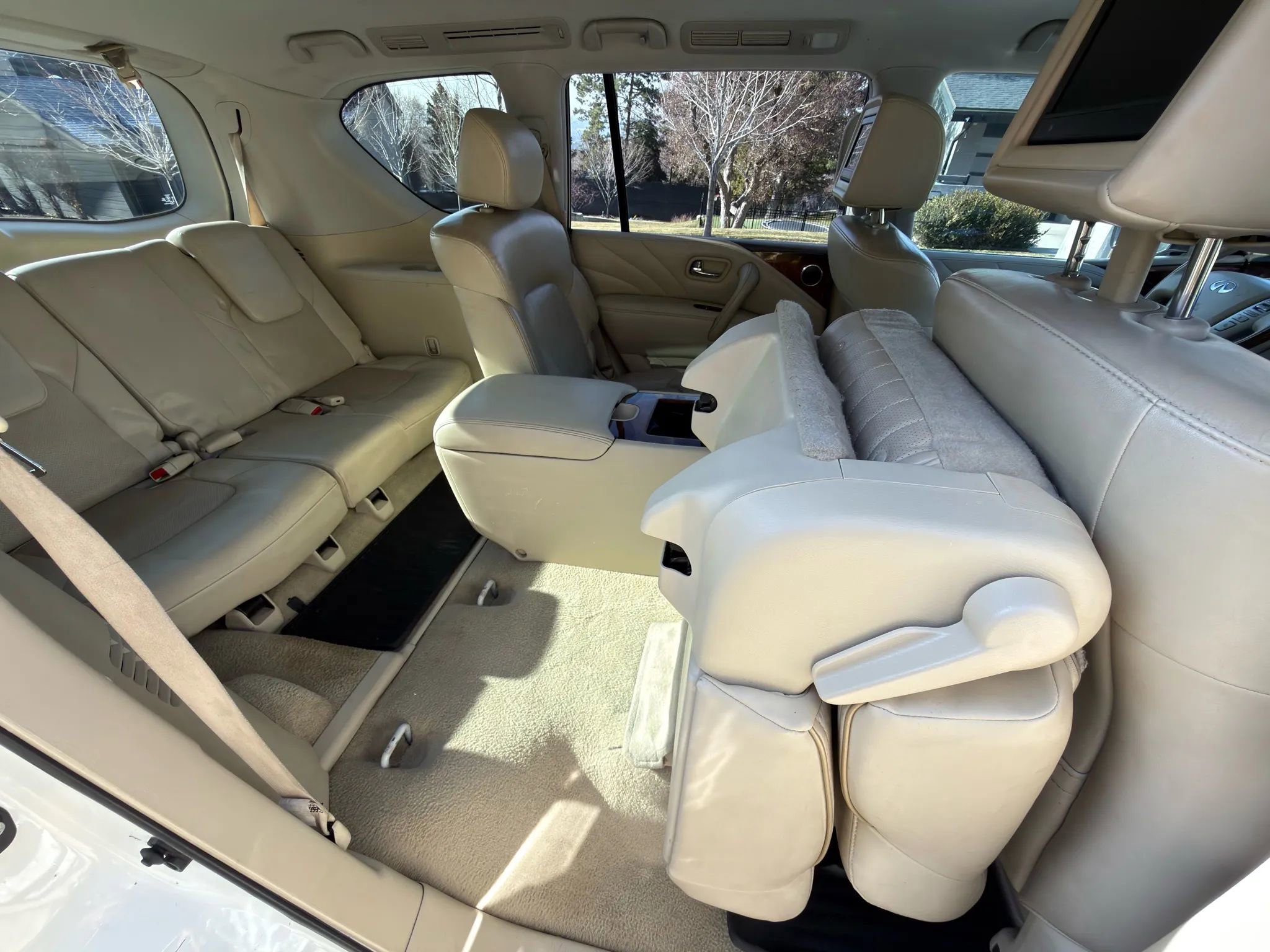 Used 2016 INFINITI QX80 4WD w/ Deluxe Technology Package image 3