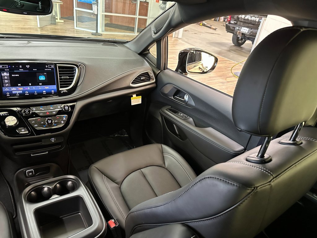 New 2026 Chrysler Pacifica Select w/ S Appearance Package image 13